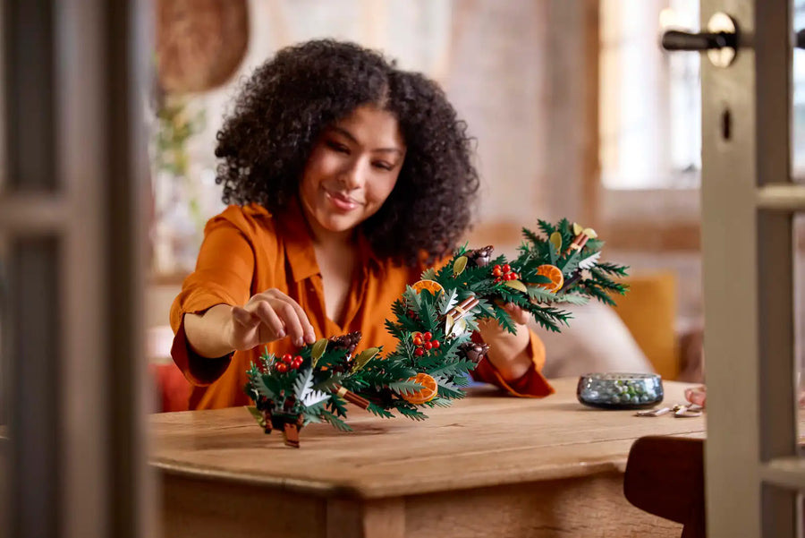 LEGO Botanicals Wreath-Making Kit and Holiday Garland#10340