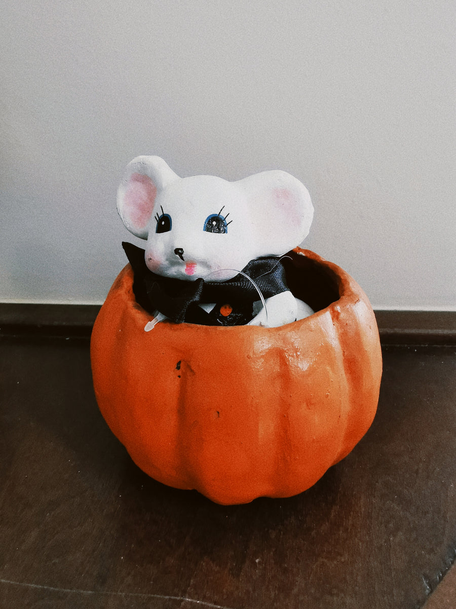 180° Mouse w/Pumpkin Figure